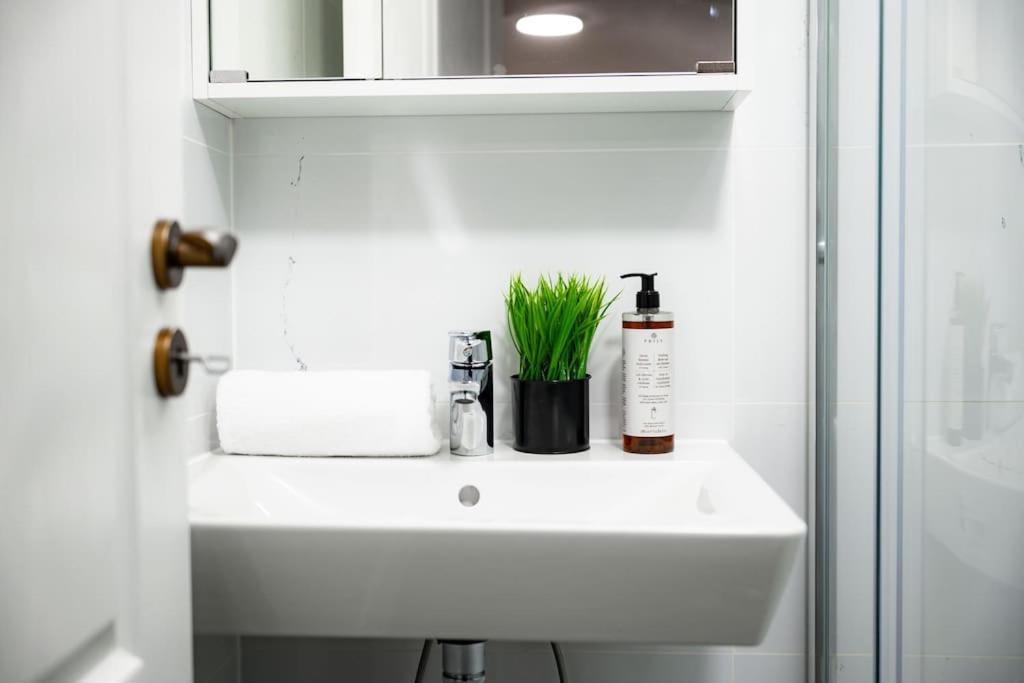 Secret Budget Studio Oasis Прага Экстерьер фото