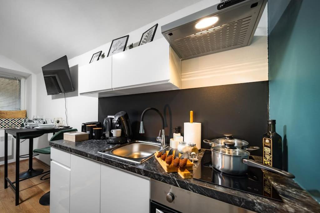 Secret Budget Studio Oasis Прага Экстерьер фото
